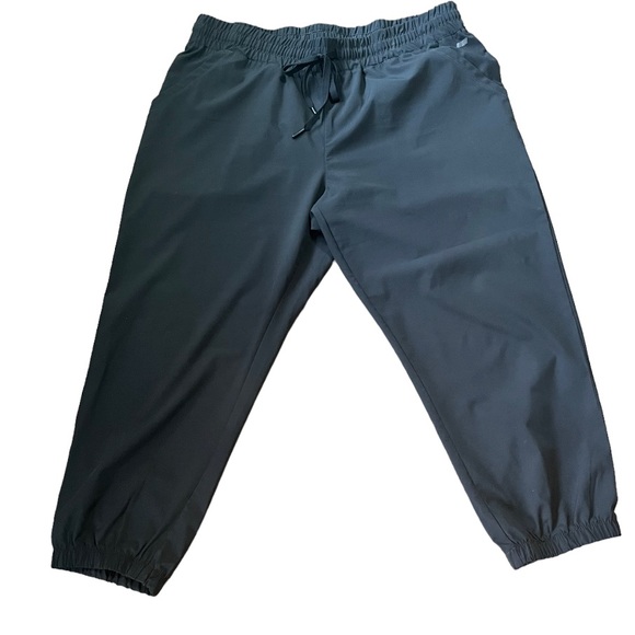 NWOT • Amazon Essentials Cropped Joggers - Picture 3 of 9